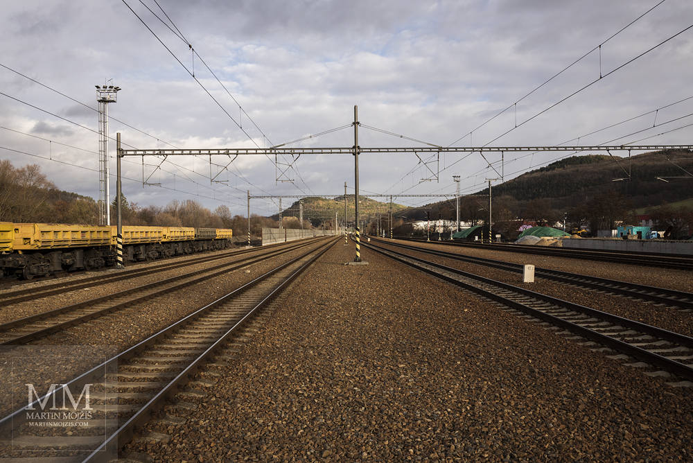 Železniční nádraží. Fotografie zhotovená objektivem Canon RF 28 – 70 mm 1 : 2 L USM.